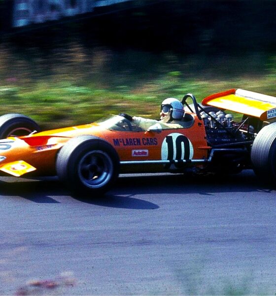 Le pilote Bruce McLaren au volant de la McLaren M7A le 1er août 1969 sur le circuit du Nürburgring en Allemagne