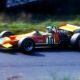 Le pilote Bruce McLaren au volant de la McLaren M7A le 1er août 1969 sur le circuit du Nürburgring en Allemagne