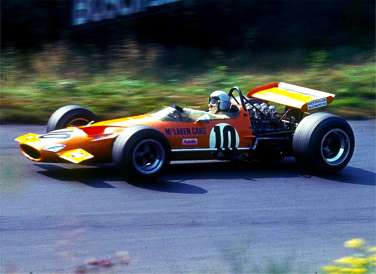 Le pilote Bruce McLaren au volant de la McLaren M7A le 1er août 1969 sur le circuit du Nürburgring en Allemagne