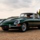 Jaguar Type E vert anglais stationnée dans la rue
