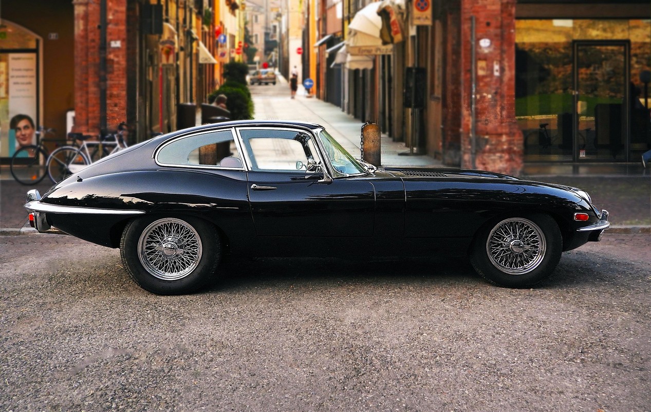 Jaguar Type E noire dans la rue