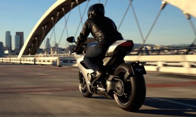 Nouvelle moto Norton Manx R modèle 2026 roulant sur un pont et de couleur grise
