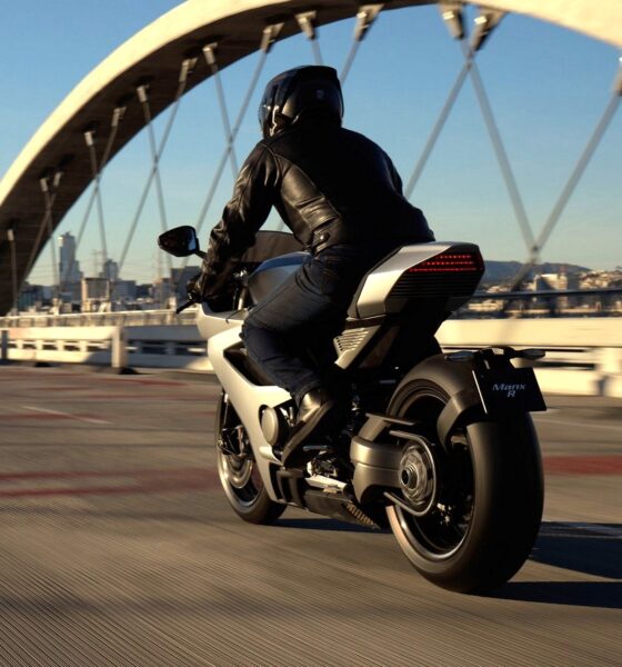 Nouvelle moto Norton Manx R modèle 2026 roulant sur un pont et de couleur grise