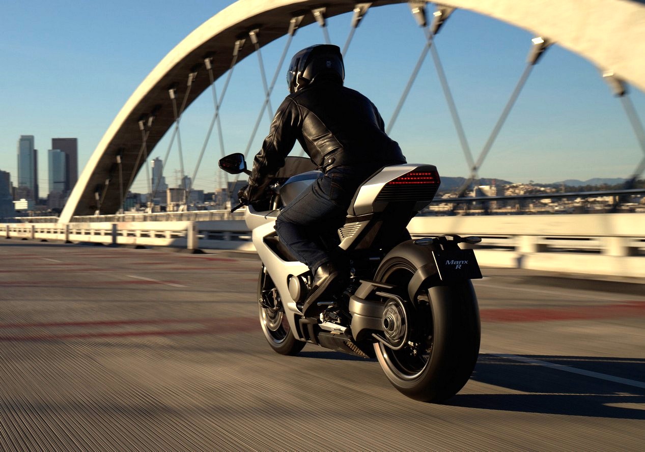 Nouvelle moto Norton Manx R modèle 2026 roulant sur un pont et de couleur grise