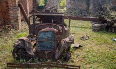Vieille carcasse de voiture à Oradour sur Glane