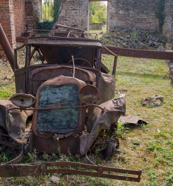 Vieille carcasse de voiture à Oradour sur Glane