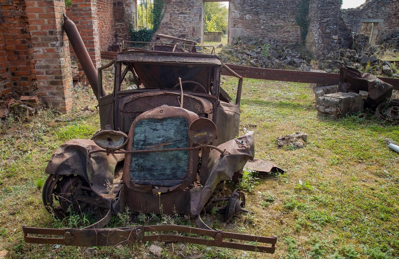 Vieille carcasse de voiture à Oradour sur Glane