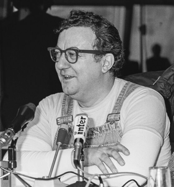 L'humoriste français Coluche au Parlement Européen, à Strasbourg, le 20 février 1986