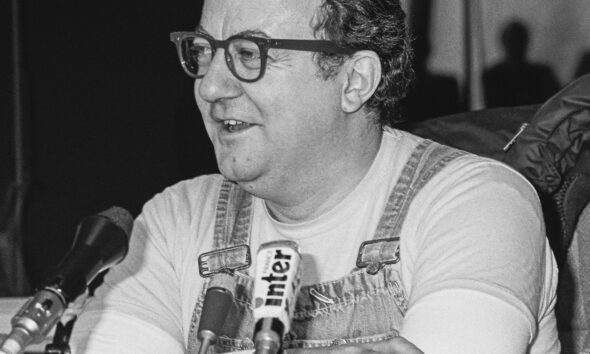 L'humoriste français Coluche au Parlement Européen, à Strasbourg, le 20 février 1986