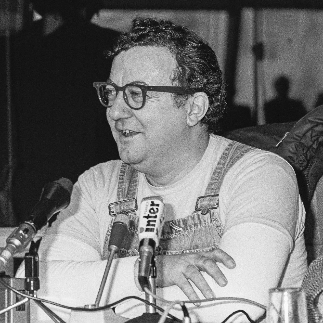 L'humoriste français Coluche au Parlement Européen, à Strasbourg, le 20 février 1986