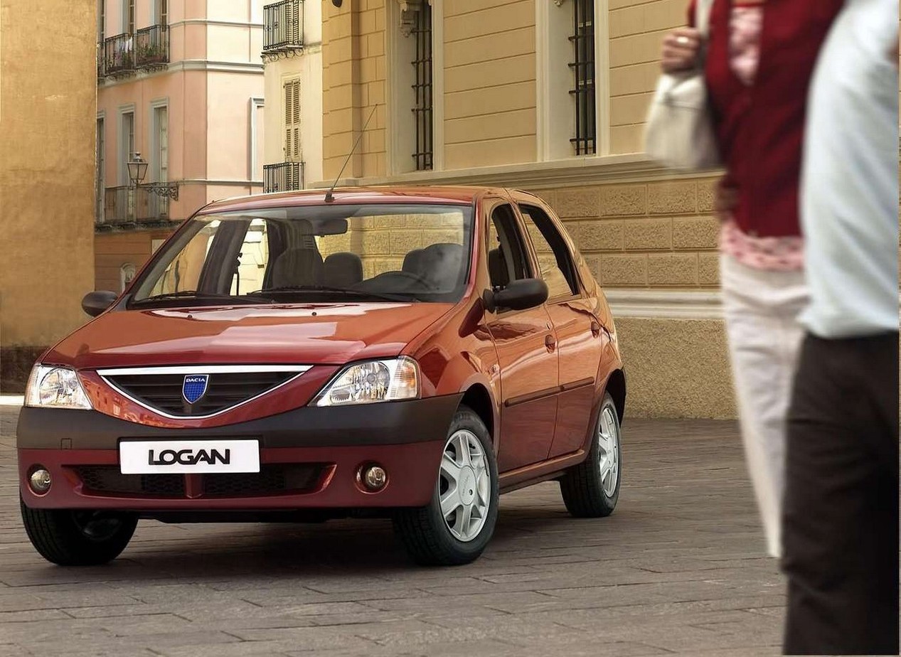 Dacia Logan bordeaux en stationnement modèle 2005