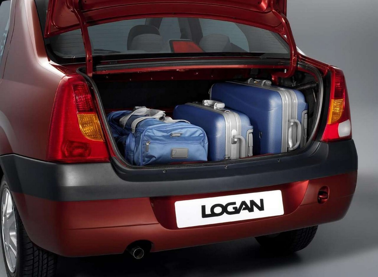 Coffre ouvert de la Dacia Logan modèle 2005