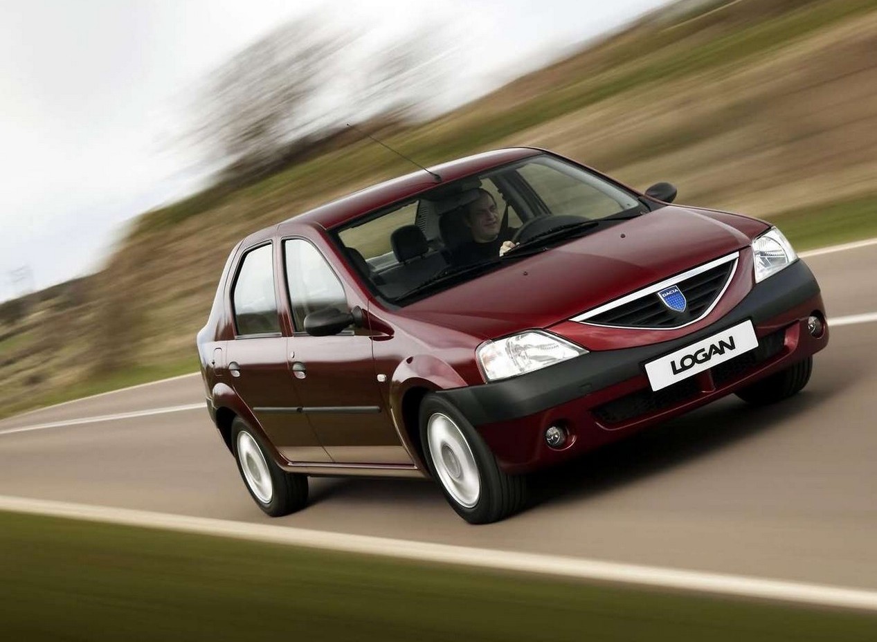 Dacia Logan 1.6 MPI bordeaux de 2005 en train de rouler