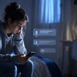 jeune adolescente devant son smartphone