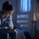 jeune adolescente devant son smartphone