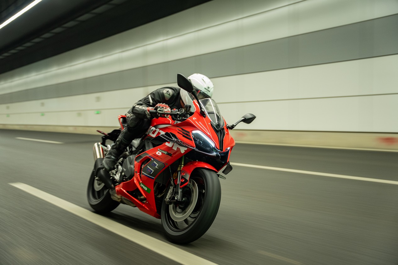 Nouvelle moto sportive QJMOTOR SRK 800 RS modèle 2026