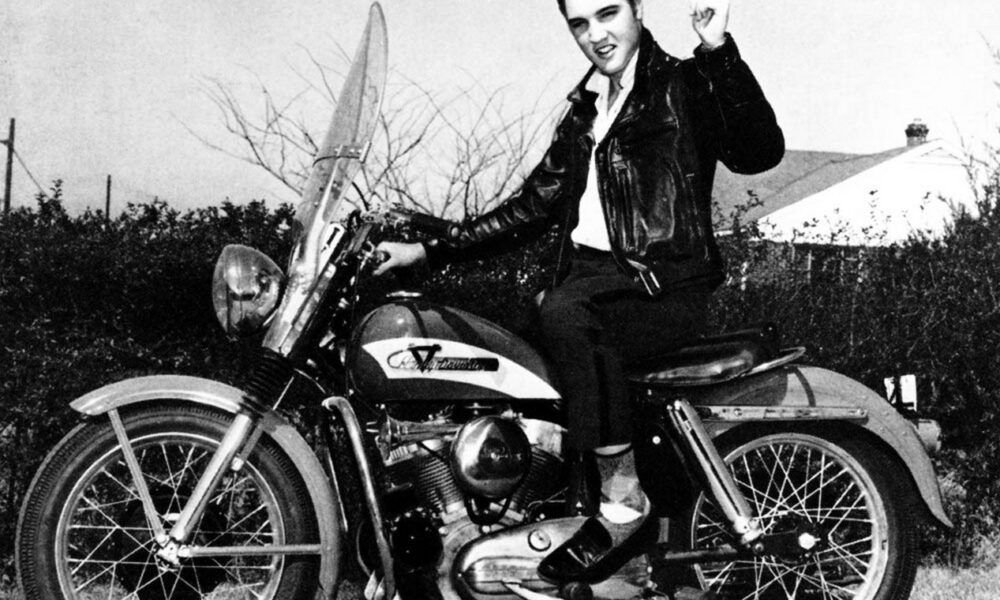 Le chanteur américain Elvis Presley en 1956 sur sa moto Harley Davidson