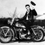 Le chanteur américain Elvis Presley en 1956 sur sa moto Harley Davidson