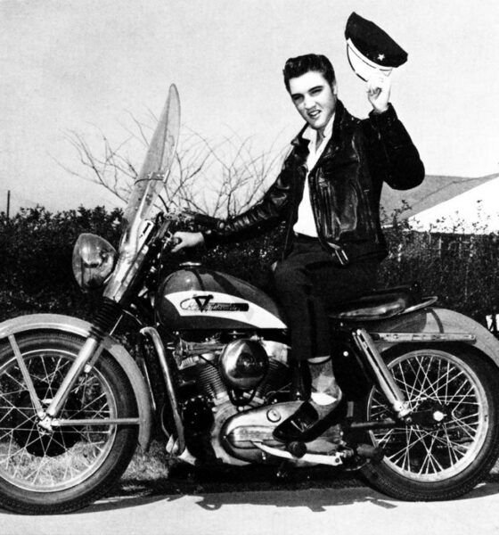 Le chanteur américain Elvis Presley en 1956 sur sa moto Harley Davidson