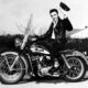 Le chanteur américain Elvis Presley en 1956 sur sa moto Harley Davidson