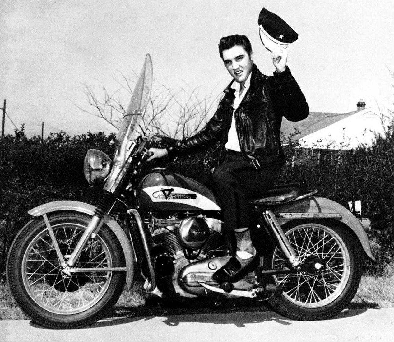 Le chanteur américain Elvis Presley en 1956 sur sa moto Harley Davidson