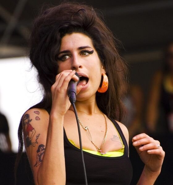 Photo en couleurs de la chanteuse Amy Winehouse en 2007