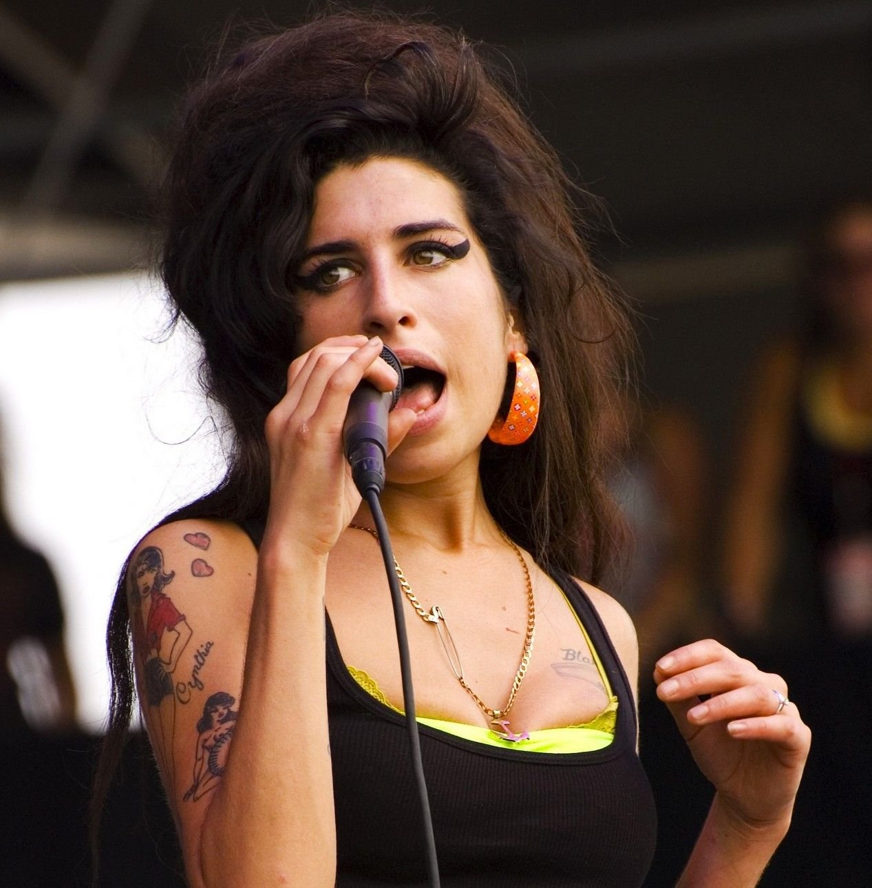 Photo en couleurs de la chanteuse Amy Winehouse en 2007