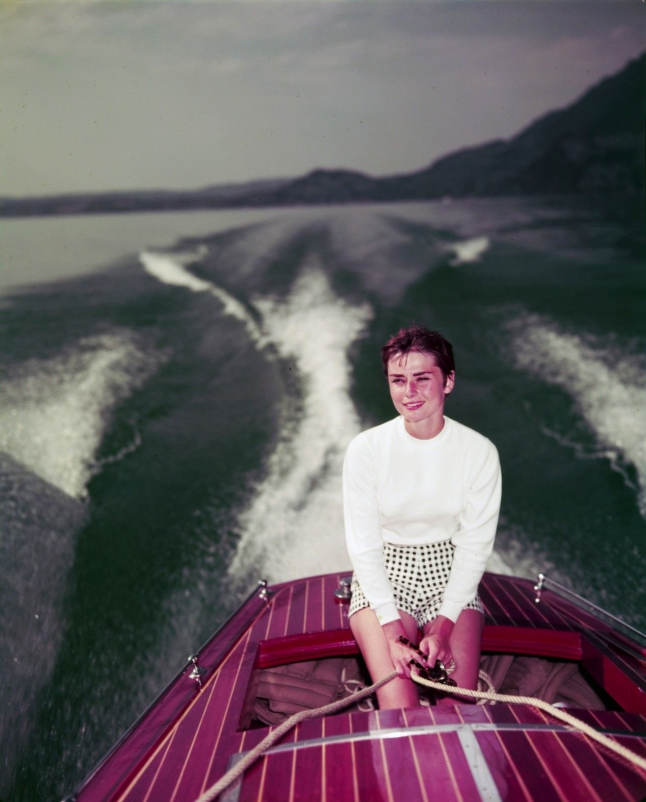 L'actrice anglaise Audrey Hepburn sur un bateau en Suisse en 1956