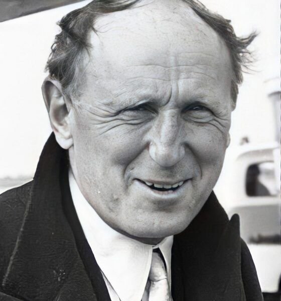 L'acteur français Bourvil en 1967 à l'aéroport d'Amsterdam
