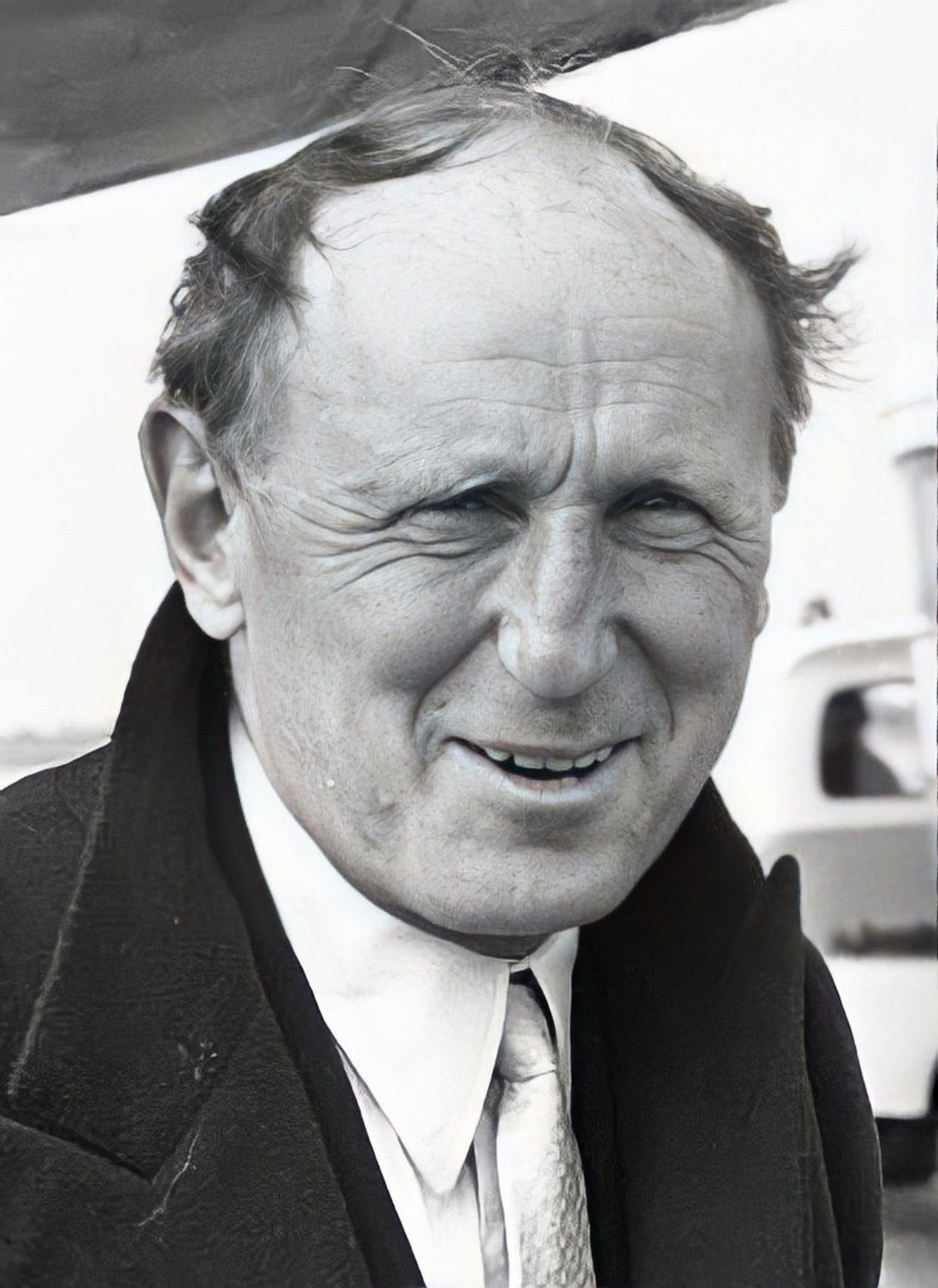 L'acteur français Bourvil en 1967 à l'aéroport d'Amsterdam