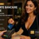 Femme qui paie ses achats avec une carte bancaire à puce