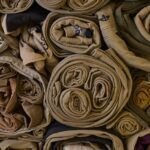 Étagère remplie de jeans Dockers