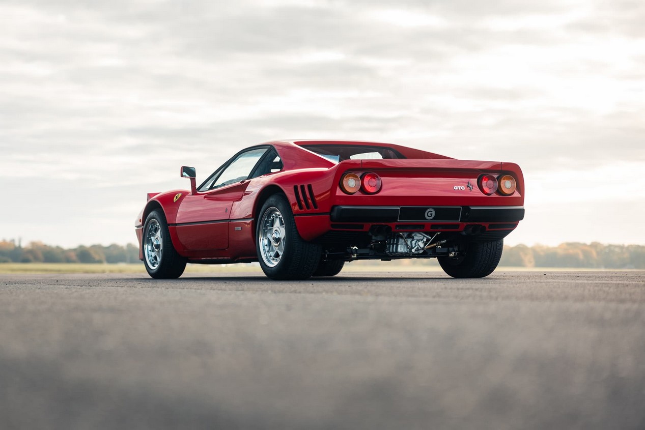 Ferrari 288 GTO de 1985 couleur rouge à l'arrêt