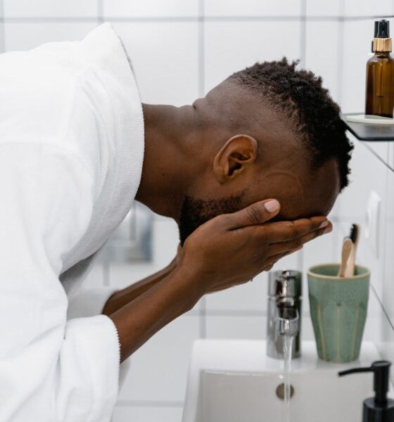 Homme noir se faisant un soin du visage