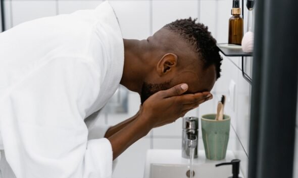 Homme noir se faisant un soin du visage