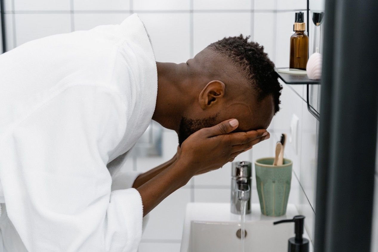 Homme noir se faisant un soin du visage