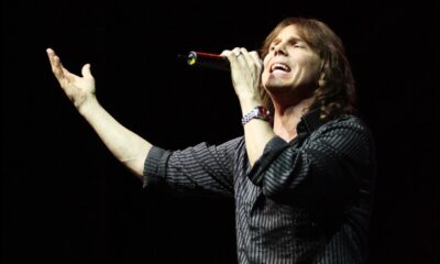 Joey Tempest le chanteur du groupe de rock suédois Europe sur scène