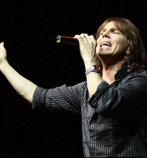 Joey Tempest le chanteur du groupe de rock suédois Europe sur scène