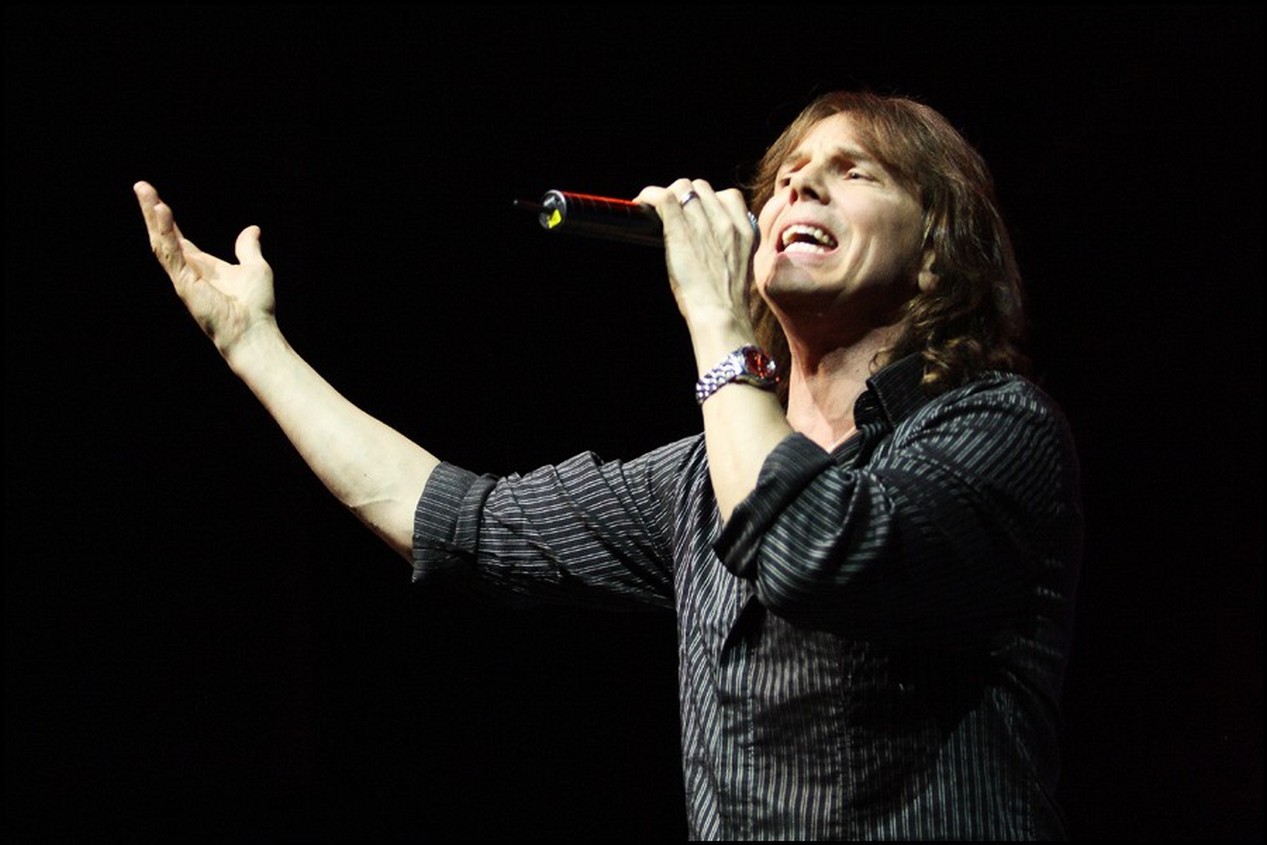 Joey Tempest le chanteur du groupe de rock suédois Europe sur scène