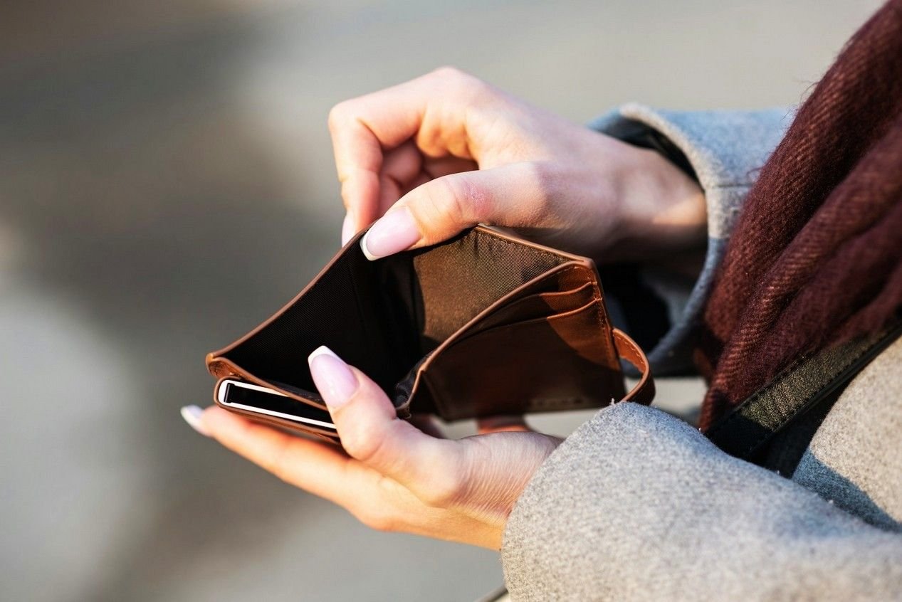 Femme qui ouvre son porte-cartes