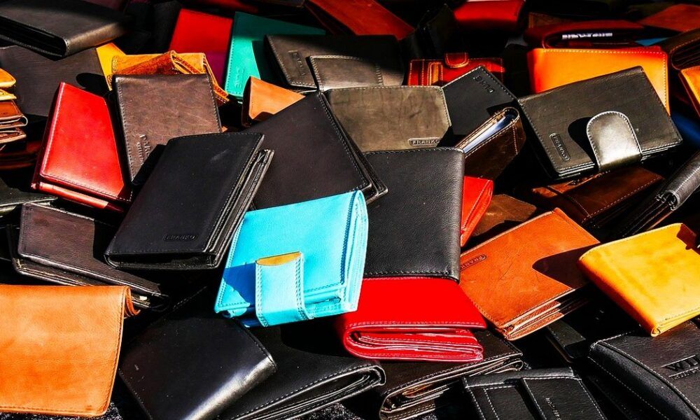 photo en couleurs de porte cartes et portefeuilles mélangés