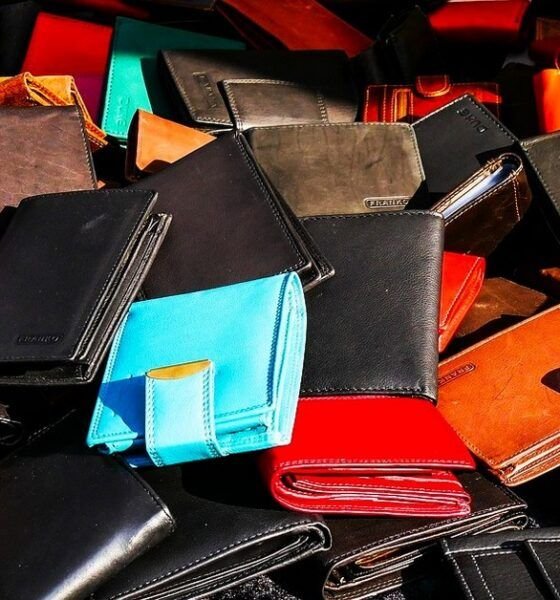 photo en couleurs de porte cartes et portefeuilles mélangés