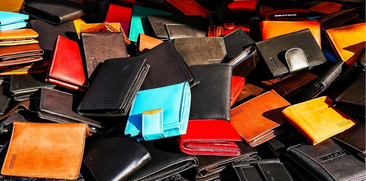 photo en couleurs de porte cartes et portefeuilles mélangés