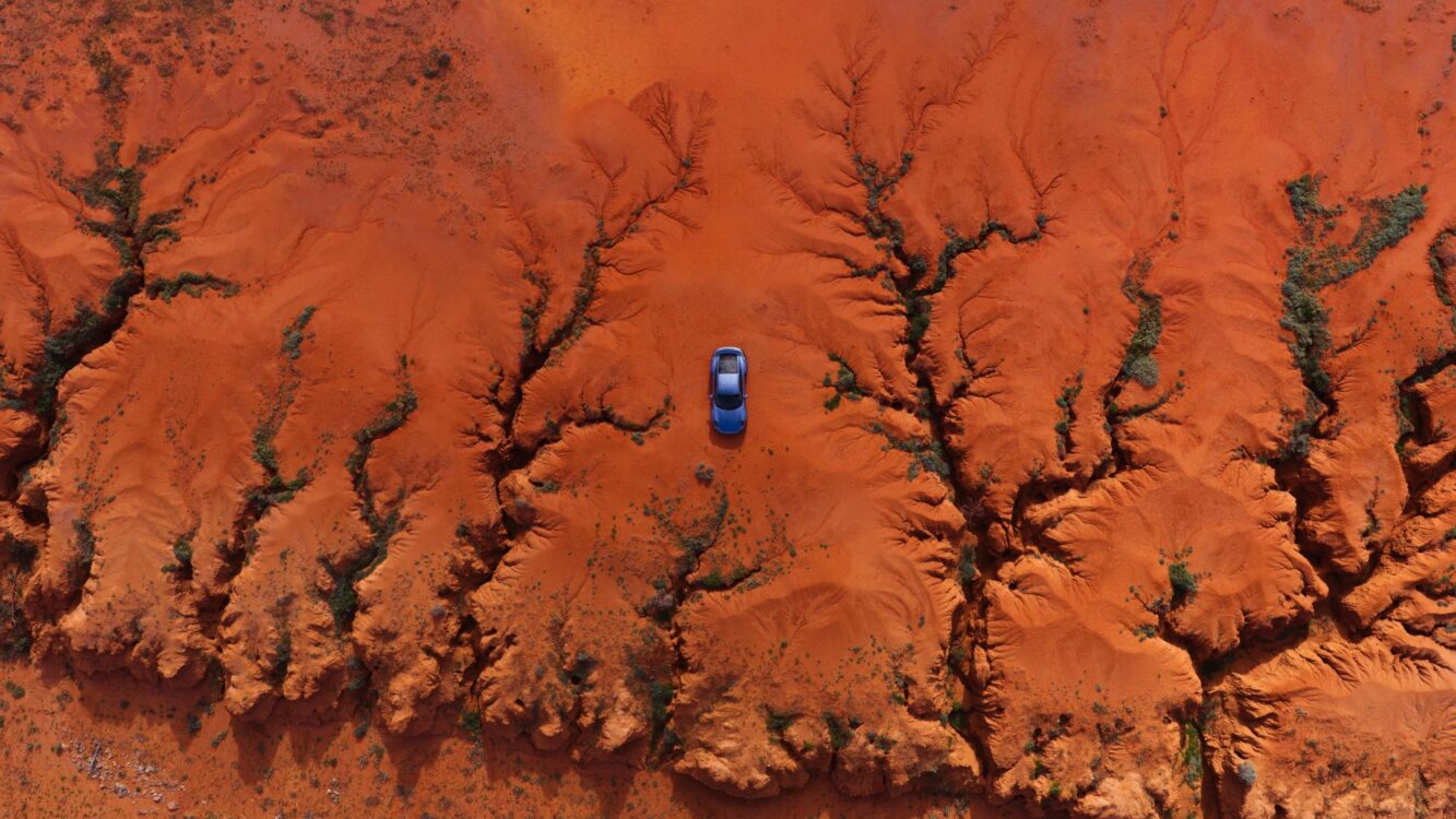 Porsche 911 Turbo S Land Down Under magnigique vue terre rouge craquelée