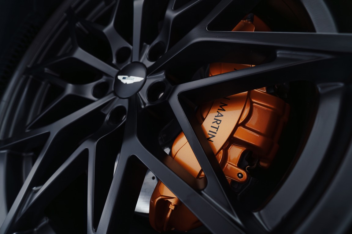 Aston Martin Valen 012