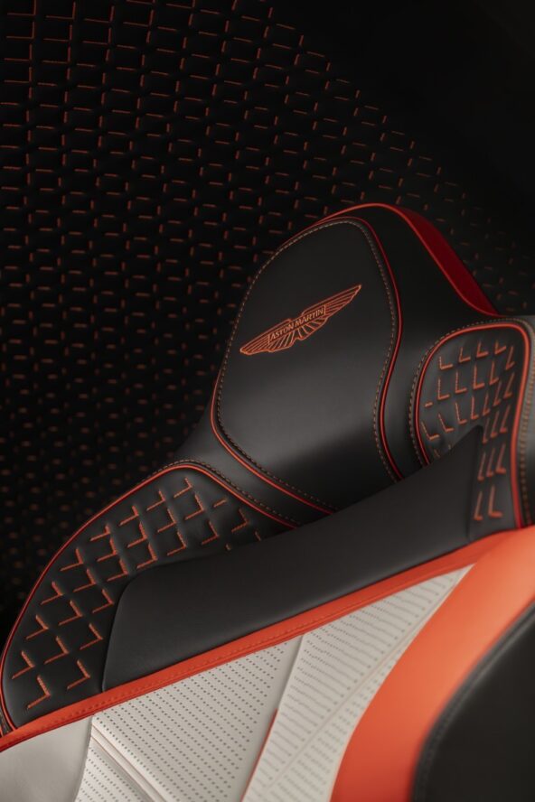 Aston Martin Valen siege et logo Aston
