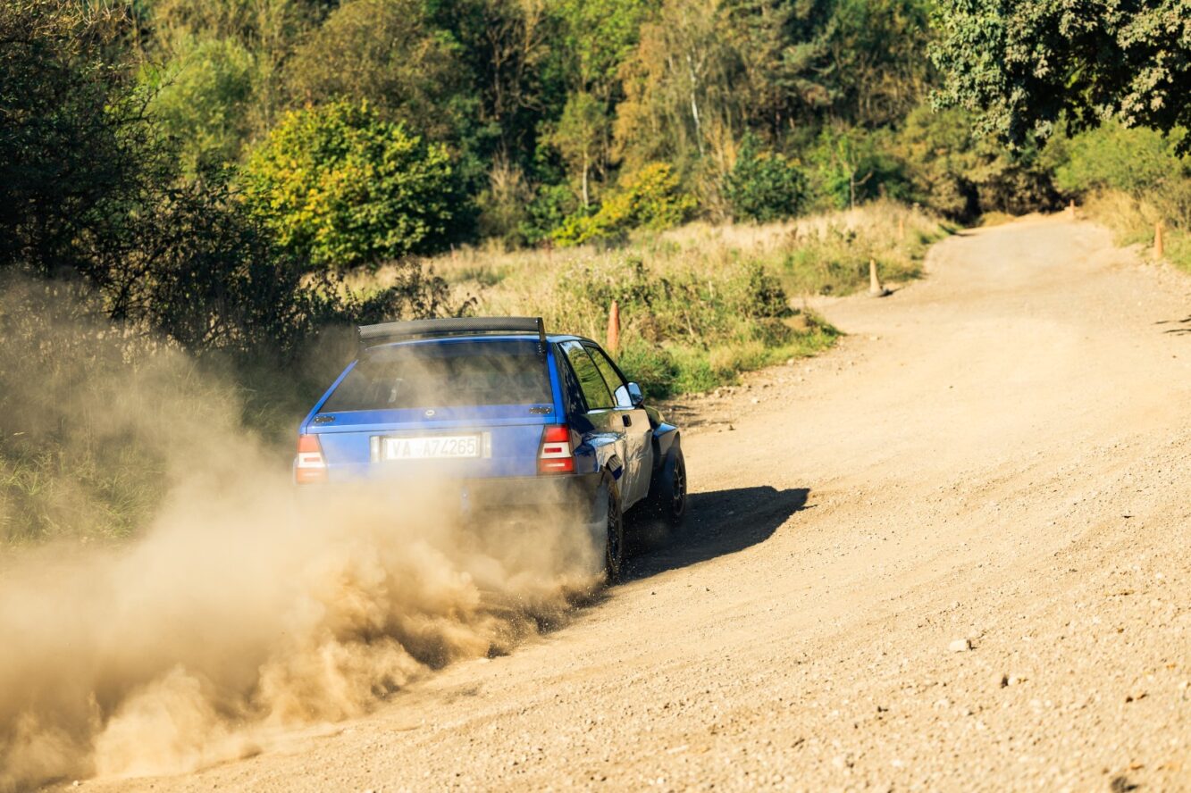 Lancia Delta Integrale : Safarista en essai sur piste chemin