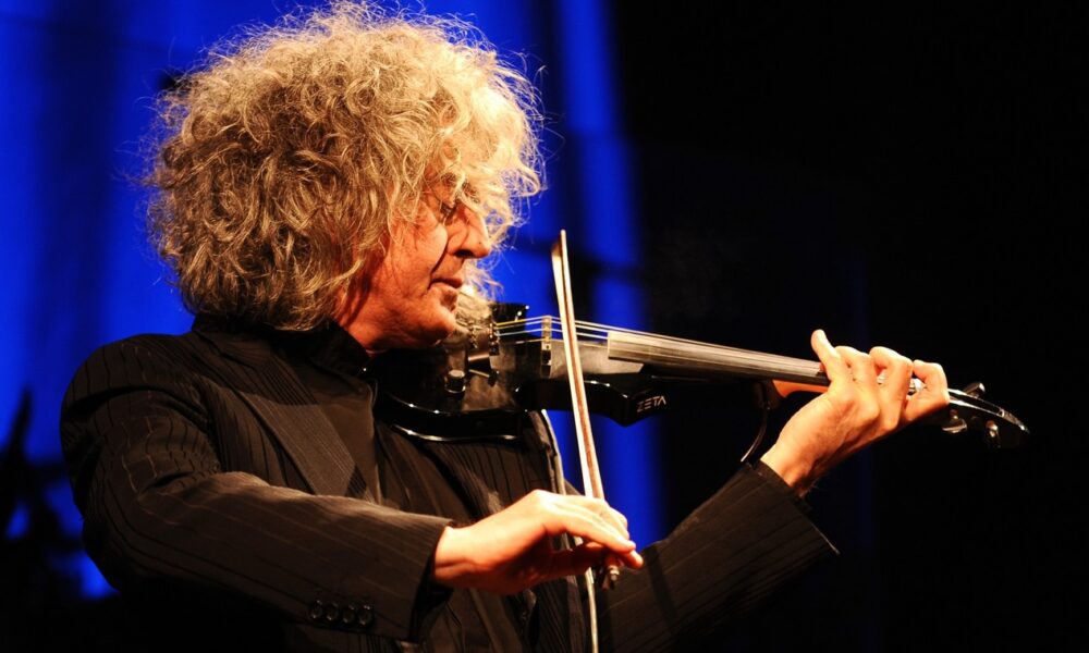 Le chanteur, compositeur, auteur et interprète italien Angelo Branduardi en concert à Trento