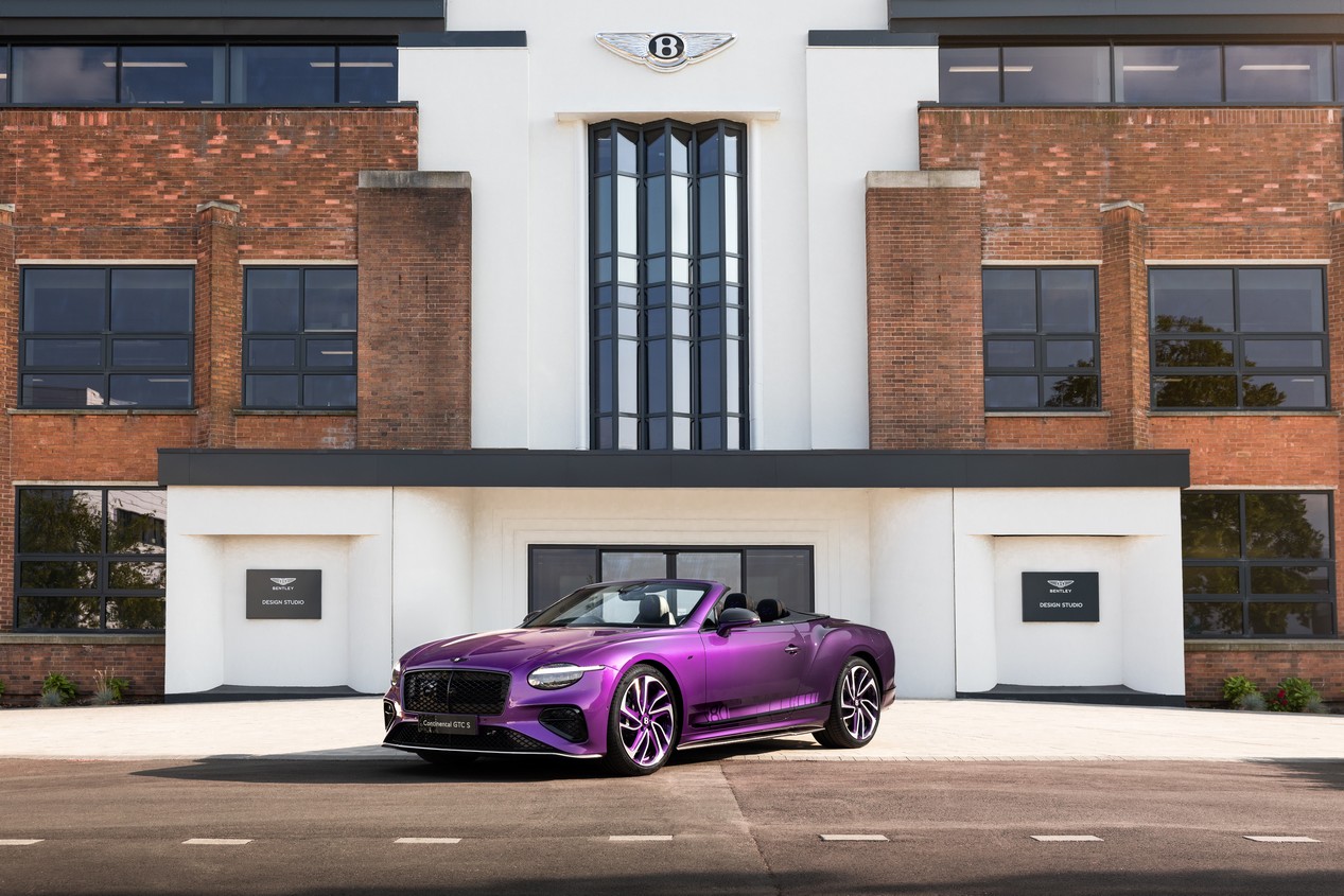 Bentley Continental GTC modèle unique pour les 80 ans de la marque. Peinture Supernova Purple Ombre