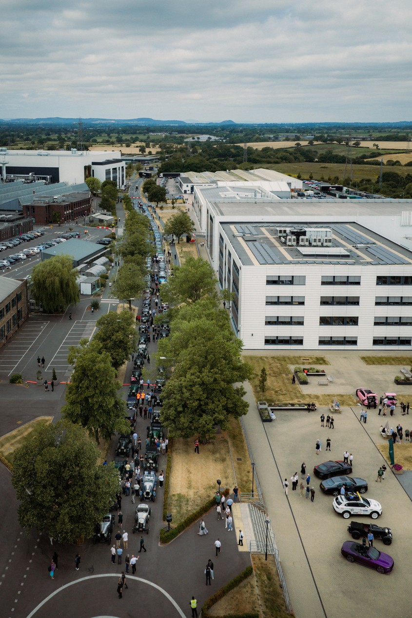 Les 80 ans de la marque Bentley alignement de 107 voitures de la marque